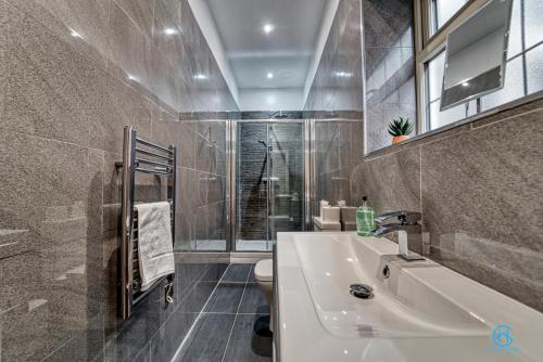 斯托桥Guest Homes - The Bell Apartment的一间带水槽和卫生间的浴室