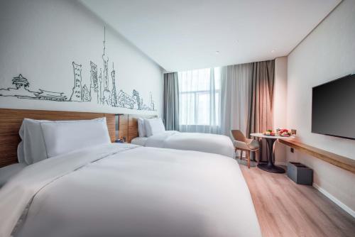 上海上海五角场逸扉酒店的一间酒店客房,配有一张大床和一台平面电视