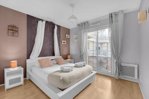 图卢兹Prat d'Albis - Appt avec terrasse的卧室配有白色的床和窗户。