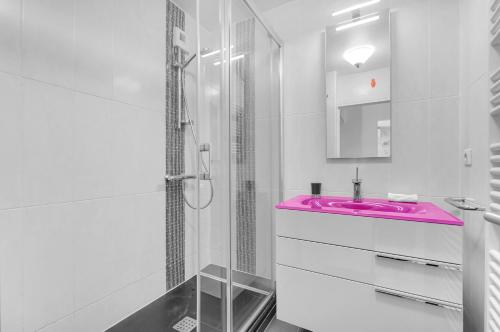 图卢兹Prat d'Albis - Appt avec terrasse的一间带粉色水槽和淋浴的浴室