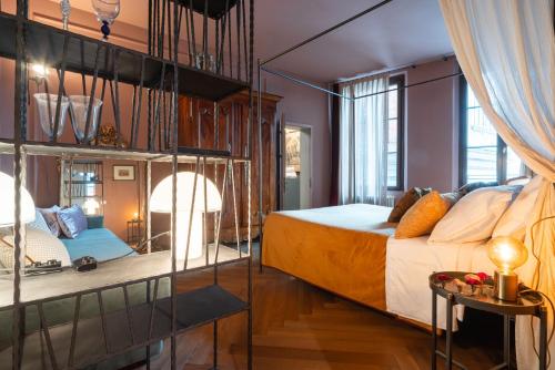 威尼斯Cà dei Dalmati - the Blue Canal View的一间卧室设有一张床和一个大窗户