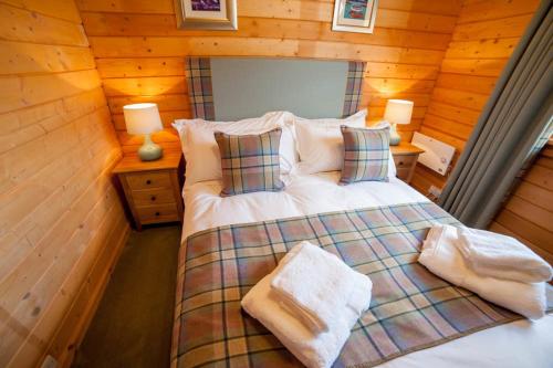 德里门Stable Lodge的小木屋内一间卧室,配有一张床