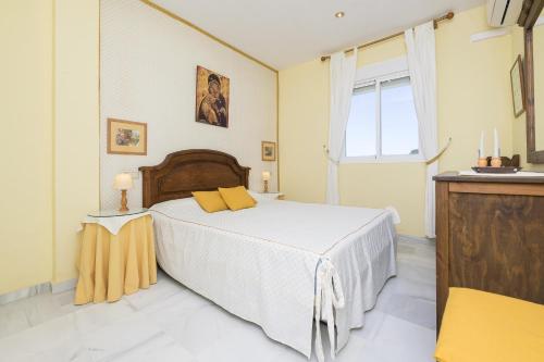 奇克拉纳－德拉弗龙特拉Brisamar Golf的一间卧室设有一张大床和一个窗户。