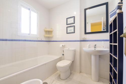奇克拉纳－德拉弗龙特拉Brisamar Golf的白色的浴室设有卫生间和水槽。