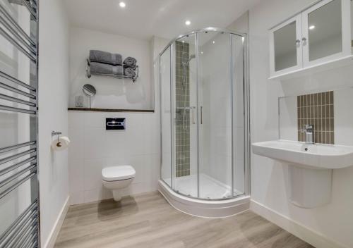 HernehillThe Pump House的带淋浴、卫生间和盥洗盆的浴室