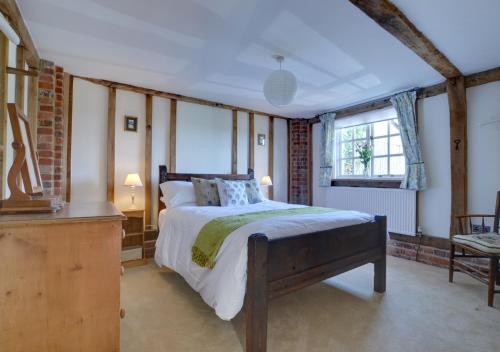 滕特登Wagon Lodge at Forstal Farm的一间卧室设有一张大床和一个窗户。