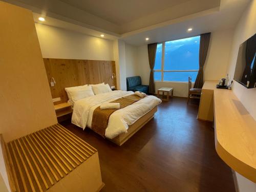 甘托克Hotel Himalaya Gangtok的酒店客房设有一张床和一个大窗户