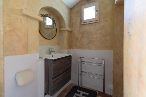 蒙彼利埃Oasis centre charme的一间带水槽和镜子的浴室