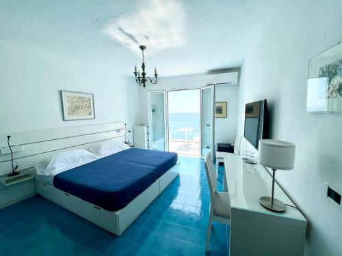 伊斯基亚Hotel Casa Sofia的一间卧室配有一张床,享有海景