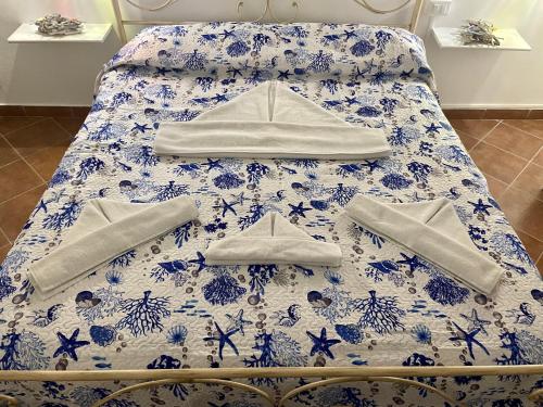 蒙德罗Ninni Mondello House的床上有蓝色和白色的被子