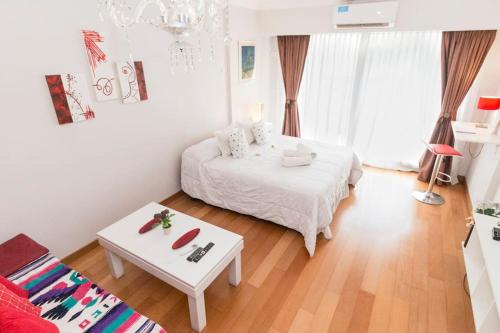 布宜诺斯艾利斯Departamento en Peña Recoleta MODERNO Y LUMINOSO的白色的卧室配有白色的床和一张桌子