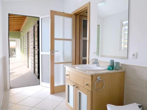 圣米格尔德阿沃纳Villa La Orotava的一间带水槽和开放式门的浴室