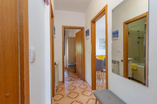 赫瓦尔Apartment Hedonist - Hvar的走廊上设有浴室的房间