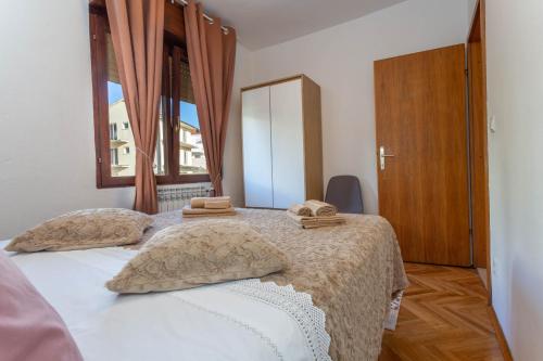 赫瓦尔Apartment Hedonist - Hvar的一间卧室配有一张床,上面有两条毛巾