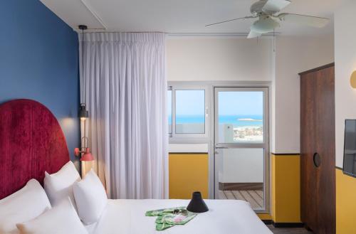 特拉维夫PLAY Seaport Suite Hotel TLV的一间卧室设有一张床,享有海景