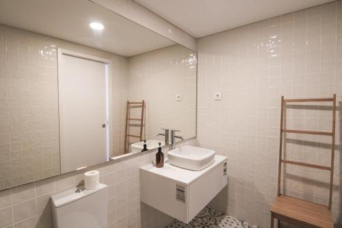 波尔图Douro Dreams的白色的浴室设有水槽和镜子