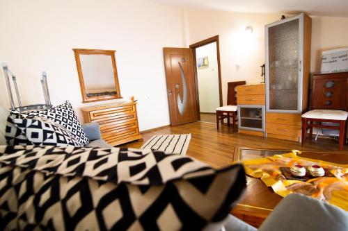 旧扎戈拉Gabko Apartment - great location and a comfortable stay!的客厅配有沙发和桌子