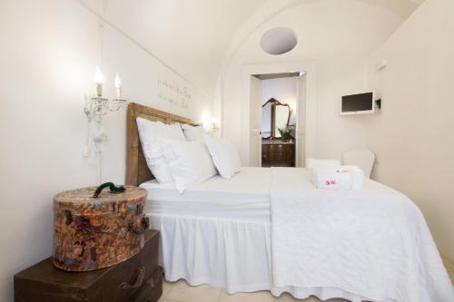 加利波利Santa Marina B&B in corte Cataldi的白色卧室配有一张带白色床单的大床