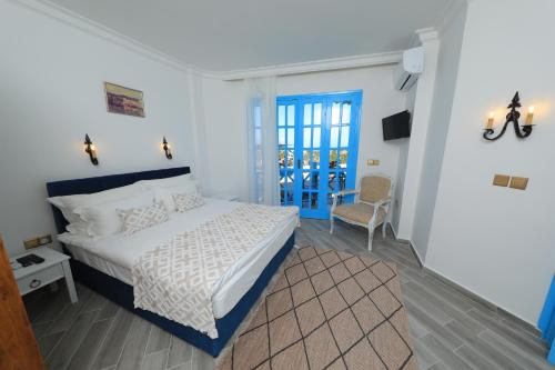 凯里尼亚Bellapais Abbey Boutique Hotel的一间卧室配有一张床和一个蓝色的门