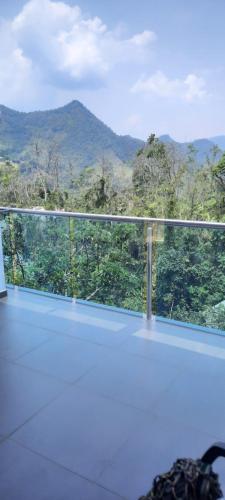 拉维加Finca Pozo Azul的山景阳台。