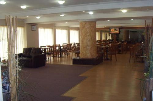 罗萨里奥伊姆巴加多酒店的大型客房设有桌椅