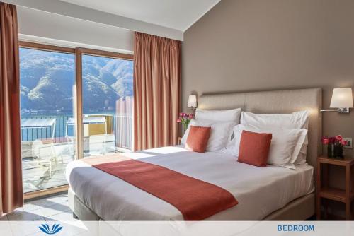波尔莱扎帕可圣马可海滩假日高尔夫及温泉酒店的一间卧室设有一张大床和一个大窗户