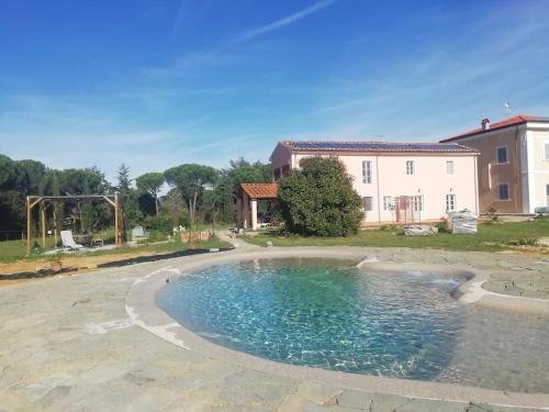 富切基奥Villa Donnola: casa Rosmarino的庭院内的游泳池,后面有房子