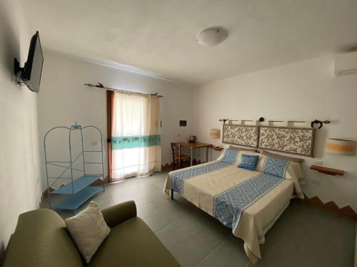 布多尼Sa Domo De Rosa的一间卧室配有一张床和一张沙发
