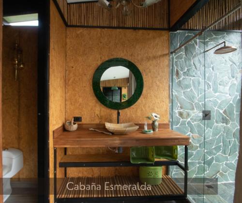 拉维加Magma "Eco Hotel Cabañas"的一间带木制水槽和镜子的浴室