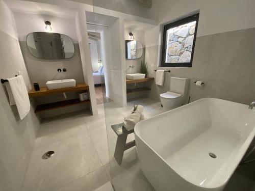 巴尔韦尔德Casa Armonía del Silencio的带浴缸、盥洗盆和卫生间的浴室