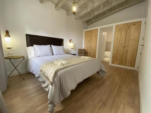 巴尔韦尔德Casa Armonía del Silencio的卧室配有一张白色的大床,铺有木地板