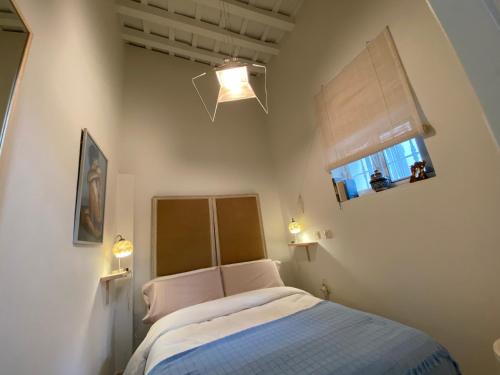 桑卢卡尔-德巴拉梅达Santo Domingo - Centro的一间小卧室,配有床和窗户