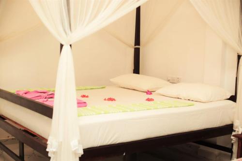 米瑞莎Panora Garden的一间卧室配有一张带天蓬的床