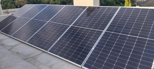 开普敦里维松旅馆的屋顶上一组太阳能电池板