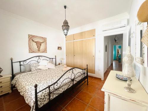 比纽埃拉Villa Casira met 2 studio's - 10 personen, Viñuela, Costa Del Sol的一间卧室配有一张黑色的床和一张桌子