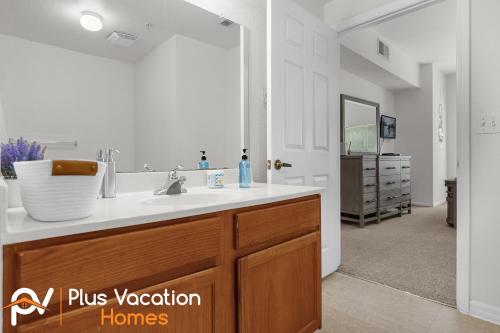 基西米2222 Venettian Bay retreat- 3 bedroom full of amenities的一间带水槽和镜子的浴室