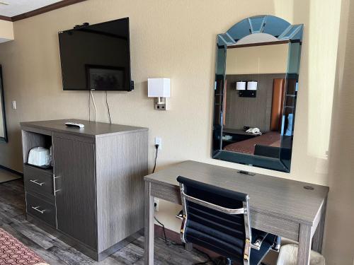 拉斯维加斯高地拉斯维加斯酒店的酒店客房配有书桌和镜子
