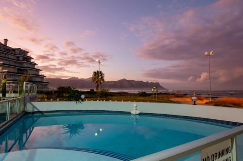 斯特兰德海风酒店 的海景游泳池