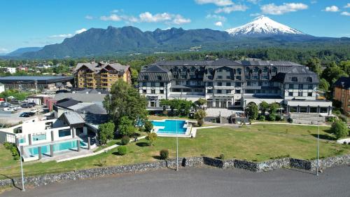 普孔Hotel Enjoy Pucon的享有度假胜地的空中景致,以山脉为背景