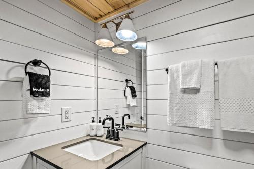 加特林堡Smoke of the Mountains的白色的浴室设有水槽和毛巾。