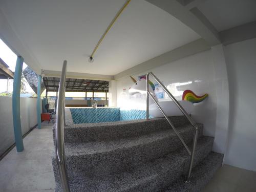 Kampong Gong PauhCoCo Fun House Kemaman with Pool and Bathtub的游泳池房间里的一套楼梯