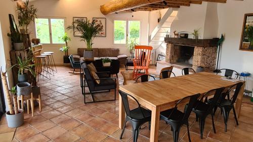圣保罗-德旺斯Villa Martinus的客厅配有桌子和壁炉