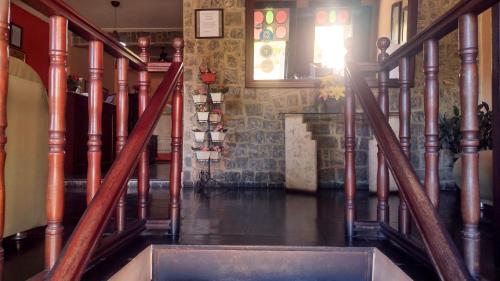 瓦索拉斯帕尔梅拉斯河谷酒店的大楼内带水池的走廊