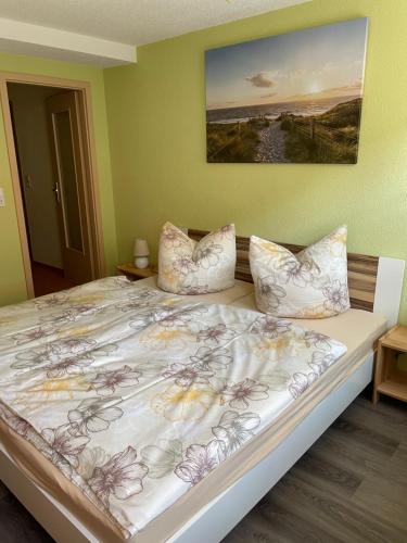 NeukalenMecklenburg Vorpommern的一间卧室配有一张带花卉床罩的大床
