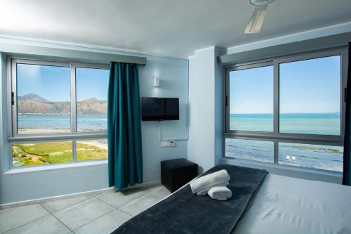 斯特兰德海风酒店 的一间卧室设有一张床,享有海景