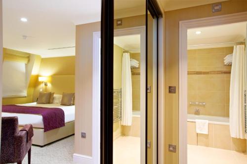 伦敦仕骅廷圣保罗大教堂酒店公寓的一间酒店客房 - 带一张床和一间浴室
