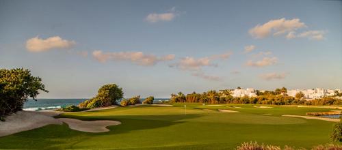 EbenezerAurora Anguilla Resort & Golf Club的享有高尔夫球场的海景