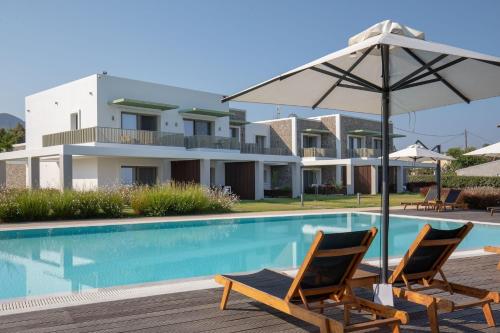 阿尔米罗斯海滩Kyma Suites - adult only accommodation的别墅 - 带游泳池、2把椅子和遮阳伞
