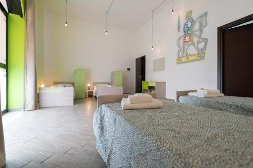 巴勒莫Cortile dei Giusti - Combo Guesthouse的一间卧室,配有两张床