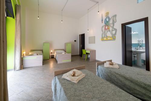 巴勒莫Cortile dei Giusti - Combo Guesthouse的酒店客房带两张床和一间浴室